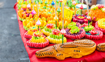 水灯使从色彩斑斓的面包烤泰国风格为阿来水灯节日泰国新一年和河女神敬拜仪式的完整的月亮的月著名的节日泰国