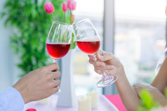 情人节rsquo一天概念特写镜头夫妇有浪漫的的午餐与无比的敬酒酒眼镜的餐厅背景