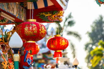 红色的灯笼装饰为中国人新一年节日中国人神社古老的中国人艺术与的中国人字母祝福写《财富》杂志祝福赞美公共的地方泰国