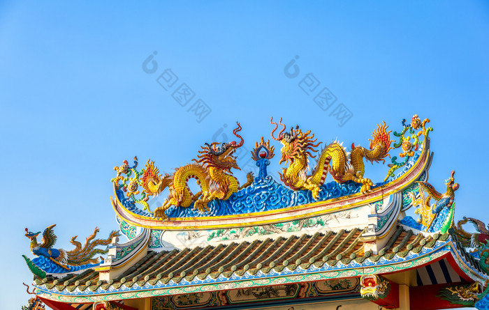 美丽的优雅的双金龙雕像的屋顶寺庙为中国人新一年节日中国人神社与蓝色的天空