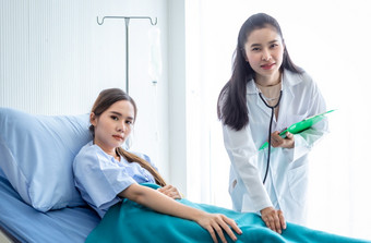 亚洲女医生持有的腿治愈的疾病年轻的女病人床上与症状医院背景医疗保健医学概念
