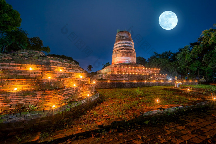 美丽的场景光颜色的阿来水灯节日宝塔的什么aranyik历史寺庙晚上旅游phitsanulok泰国与完整的月亮