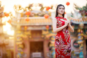 肖像美丽的微笑亚洲年轻的女人穿红色的传统的<strong>中国</strong>人旗袍装饰为<strong>中国</strong>人<strong>新</strong>一年节日<strong>中国</strong>人神社泰国