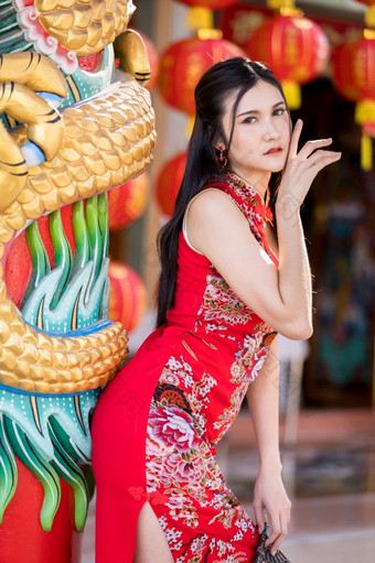 肖像美丽的微笑亚洲年轻的女人穿红色的<strong>传统</strong>的中国人<strong>旗袍</strong>装饰为中国人新一年节日中国人神社泰国