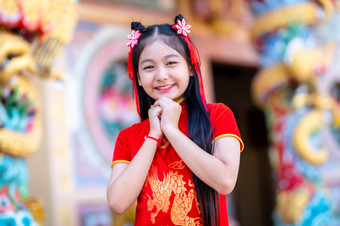 肖像美丽的微笑可爱的小亚洲女孩穿红色的传统的<strong>中国</strong>人旗袍装饰为<strong>中国</strong>人新一年节日<strong>中国</strong>人神社