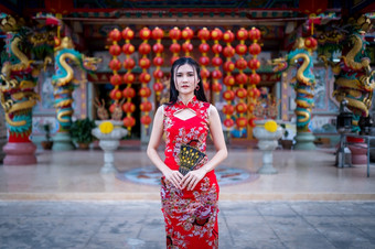 肖像美丽的微笑亚洲年轻的女人穿红色的传统的<strong>中国</strong>人旗袍装饰为<strong>中国</strong>人新一年节日<strong>中国</strong>人神社泰国