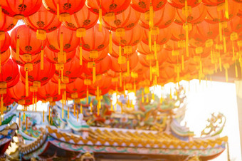 红色的灯笼装饰为<strong>中国</strong>人新一<strong>年节</strong>日<strong>中国</strong>人神社古<strong>老</strong>的<strong>中国</strong>人艺术与的<strong>中国</strong>人字母祝福写《财富》杂志祝福赞美公共的地方泰国