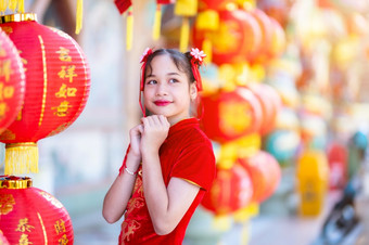 小可爱的亚洲女孩穿传统的中国人旗袍红色的与纸灯笼与的中国人字母<strong>祝福</strong>写《财富》杂志<strong>祝福</strong>赞美装饰为中国人新一年