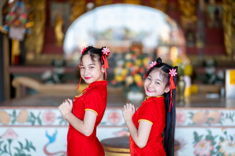 肖像美丽的微笑可爱的小亚洲两个女孩穿红色的<strong>传统</strong>的中国人<strong>旗袍</strong>装饰为中国人新一年节日中国人神社