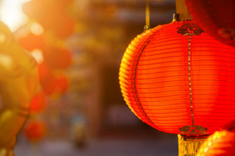 红色的灯笼装饰为<strong>中国</strong>人新一年节日<strong>中国</strong>人神社古老的<strong>中国</strong>人艺术与的<strong>中国</strong>人字母祝福写《财富》杂志祝福赞美公共的地方泰国