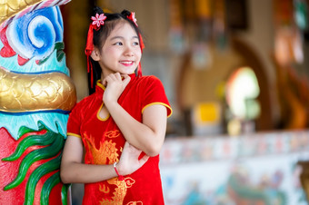 肖像美丽的微笑可爱的小亚洲女孩穿红色的传统的<strong>中国</strong>人旗袍装饰为<strong>中国</strong>人新一<strong>年</strong>节日<strong>中国</strong>人神社