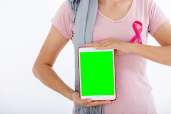 亚洲女人使用平板电脑与空白白色<strong>屏幕</strong>与粉红色的乳房癌症意识丝带孤立的白色空白复制空间工作室背景医疗保健医学概念<strong>绿</strong>色<strong>屏幕</strong>