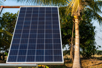 权力太阳能面板为农业农村房子区域农业字段蓝色的天空背景农用工业家庭农村风格泰国聪明的农场替代清洁绿色能源概念