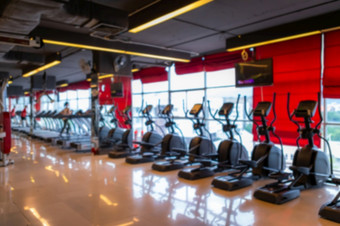 摘要模糊散焦跑步机体育运动健身房室内和健身健康俱乐部与体育锻炼设备和锻炼有氧运动锻炼