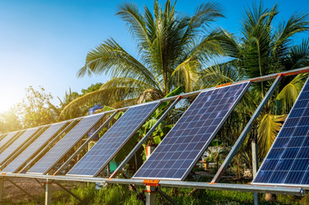 光伏太阳能权力面板为农业农村房子区域农业字段蓝色的天空背景农用工业家庭农村风格泰国聪明的农场替代清洁能源