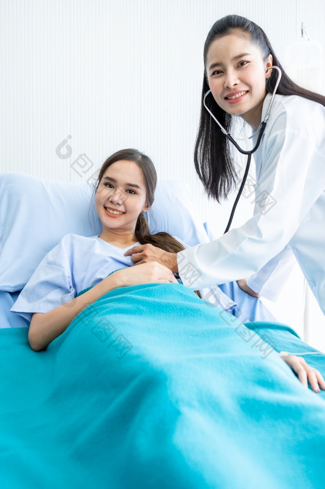 亚洲年轻的女病人床上而医生手检查检查他的脉冲为记录的治疗结果与笑脸脸非常好症状医院背景