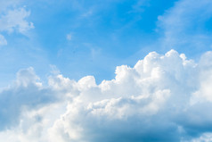 美丽的airatmosphere明亮的蓝色的天空背景摘要清晰的纹理与白色云