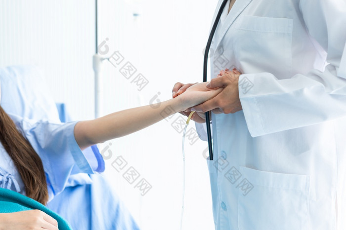 特写镜头女病人床上而医生手检查检查他的脉冲为记录的治疗结果医院背景
