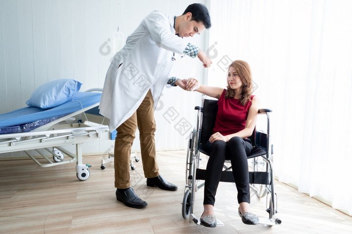 男人。医生与包装护士绷带夹板的手臂女病人穿手臂夹板与模拟压力计为更好的疗愈的房间医院背景
