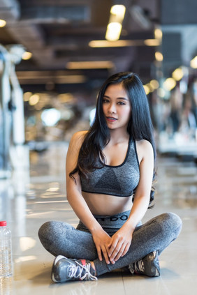 健身亚洲女性坐着体育运动健身房室内和健身
