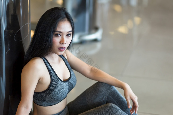 健身亚洲女性坐着体育运动健身房室内和健身图片