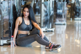 健身亚洲女性坐着体育运动健身房室内和健身