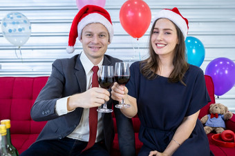快乐新一年概念快乐夫妇持有眼镜无比的香槟圣诞节和新一年rsquo夏娃聚会，派对后完成业务工作