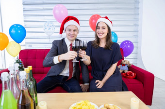 快乐新一年概念快乐夫妇持有眼镜无比的香槟圣诞节和新一年rsquo夏娃聚会，派对<strong>后完成</strong>业务<strong>工作</strong>