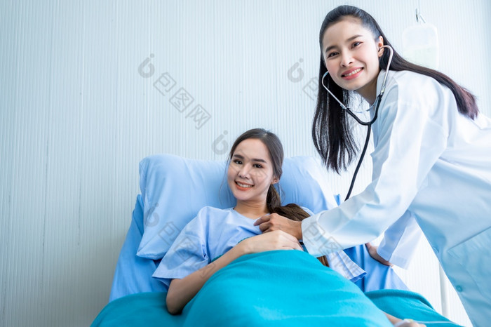 亚洲年轻的女病人床上而医生手检查检查他的脉冲为记录的治疗结果与笑脸脸非常好症状医院背景