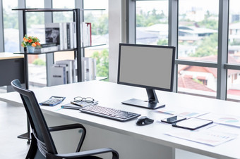工作空间业务模型桌面电脑空黑色的灰色的屏幕与键盘笔记本和其他<strong>配件</strong>现代黑暗木办公室角落里和黑色的办公室椅子与窗口办公室