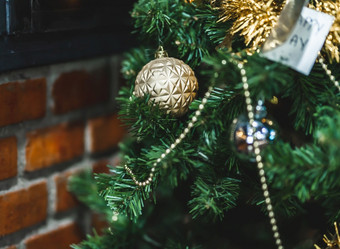 <strong>快乐</strong>x-mas关闭色彩斑斓的球礼物盒子和圣诞节问候<strong>图片</strong>包裹装饰绿色圣诞节树背景装饰在圣诞节和新一<strong>年</strong>