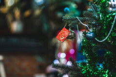 快乐x-mas关闭色彩斑斓的球礼物盒子和圣诞节问候图片包裹装饰绿色圣诞节树背景装饰在圣诞节和新一年