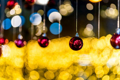 快乐x-mas关闭色彩斑斓的球圣诞节问候图片包裹装饰黄色的色彩斑斓的光摘要圆形散景背景装饰在圣诞节和新一年