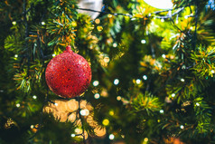 快乐x-mas关闭色彩斑斓的球礼物盒子和圣诞节问候图片包裹装饰绿色圣诞节树背景装饰在圣诞节和新一年