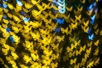 快乐x-mas黄色的色彩斑斓的光摘要蝴蝶散景的光隧道圣诞节树背景装饰在圣诞节和爱新一年节日照明