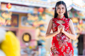 肖像美丽的微笑亚洲年轻的女人穿红色的<strong>传统</strong>的中国人<strong>旗袍</strong>装饰为中国人新一年节日中国人神社泰国