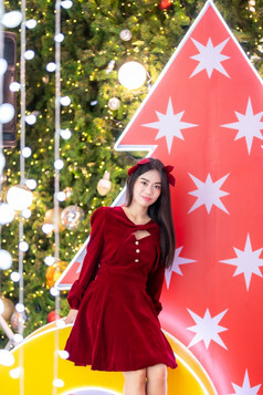 快乐肖像年轻的亚洲女人圣诞老人服装和圣诞节问候图片包裹装饰圣诞节树光摘要圆形散景背景装饰在圣诞节和新一年