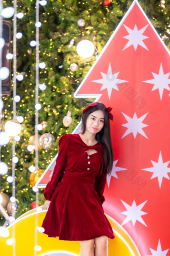 快乐肖像年轻的亚洲女人<strong>圣诞老人</strong>服装和圣诞节问候<strong>图片</strong>包裹装饰圣诞节树光摘要圆形散景背景装饰在圣诞节和新一年