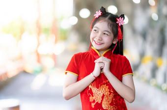 肖像微笑可爱的小亚洲女孩穿红色的旗袍衣服传统的装饰为<strong>中国</strong>人新一<strong>年节</strong>日庆祝文化<strong>中国中国</strong>人神社
