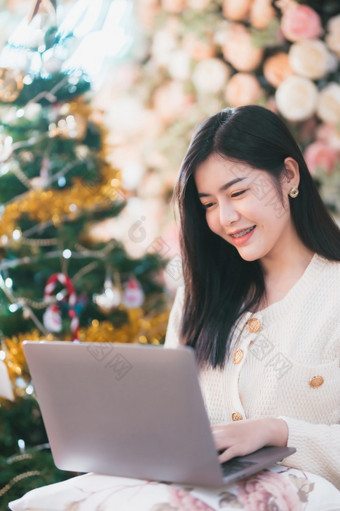 肖像自由业务微笑年轻的亚洲女人持有杯咖啡在线工作与移动<strong>PC</strong>电脑<strong>首页</strong>的生活房间在室内装饰在圣诞节x-mas和<strong>新</strong>一年假期