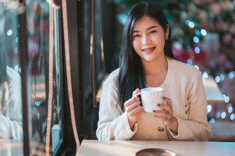 肖像美丽的年轻的亚洲女人女孩穿<strong>温暖</strong>的衣服享受喝持有积极的的有杯咖啡牛奶巧克力房子<strong>首页</strong>的生活房间内部咖啡馆