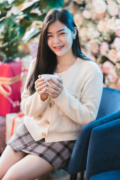 肖像美丽的年轻的亚洲女人女孩穿温暖的衣服享受喝持有积极的的有杯咖啡牛奶巧克力房子首页的生活房间内部咖啡馆