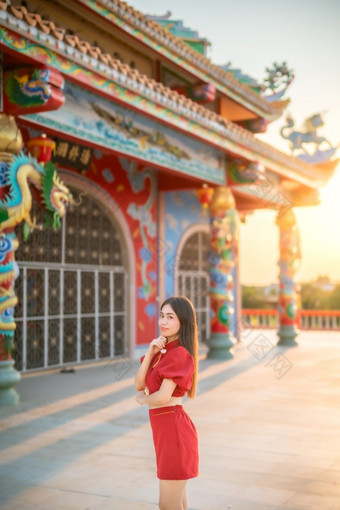 肖像美丽的微笑亚洲<strong>年</strong>轻的女人穿红色的旗袍衣服传统的装饰为<strong>中国</strong>人新一<strong>年</strong>节日庆祝文化<strong>中国中国</strong>人神社公共的地方泰国
