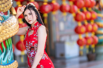 肖像<strong>美丽</strong>的微笑亚洲年轻的女人穿红色的与纸灯笼与的<strong>中国</strong>人文本祝福写《财富》杂志祝福赞美装饰为<strong>中国</strong>人新一年