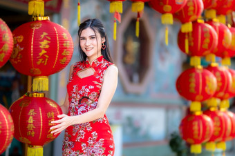 肖像美丽的微笑亚洲年轻的女人穿红色的与纸灯笼与的中国人文本<strong>祝福</strong>写《财富》杂志<strong>祝福</strong>赞美装饰为中国人新一年
