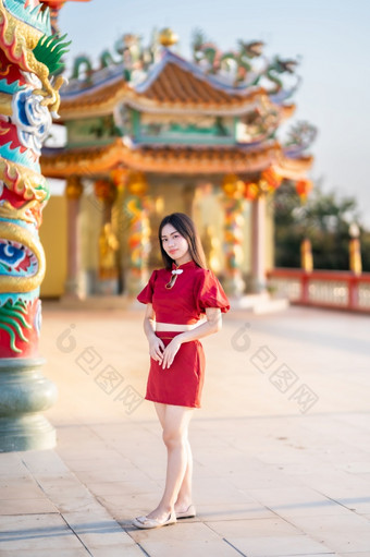 肖像美丽的微笑亚洲年轻的女人穿红色的旗袍衣服传统的装饰为<strong>中国</strong>人新一年节日庆祝文化<strong>中国中国</strong>人神社公共的地方泰<strong>国</strong>