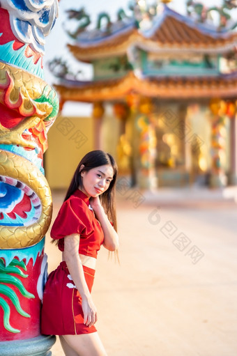 肖像美丽的微笑亚洲年轻的女人穿红色的旗袍衣服传统的装饰为<strong>中国</strong>人新一<strong>年节</strong>日庆祝文化<strong>中国中国</strong>人神社公共的地方泰国