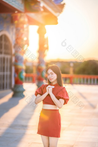 肖像美丽的微笑亚洲年轻的女人穿红色的旗袍衣服传统的装饰为<strong>中国</strong>人新一年节日庆祝文化<strong>中国中国</strong>人神社公共的地方泰<strong>国</strong>