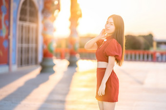 肖像<strong>美丽</strong>的微笑亚洲年轻的女人穿红色的旗袍衣服传统的装饰为<strong>中国</strong>人新一年节日庆祝文化<strong>中国中国</strong>人神社公共的地方泰国