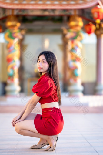 肖像美丽的微笑亚洲年轻的女人穿红色的旗袍衣服传统的装饰为<strong>中国</strong>人新一年节日庆祝<strong>文化中国中国</strong>人神社公共的地方泰国